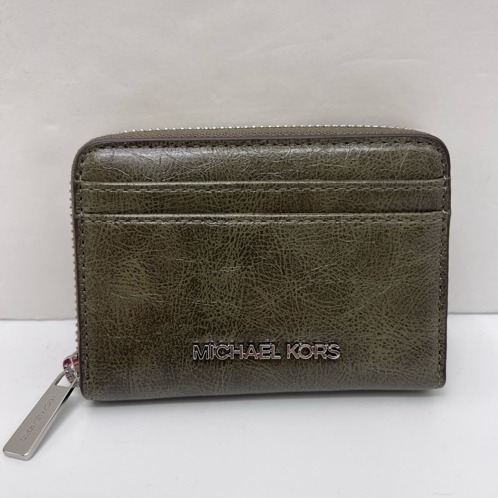 MICHAEL KORS Jet Set Medium Distressed Zip Around Card Case
Olive
NWT